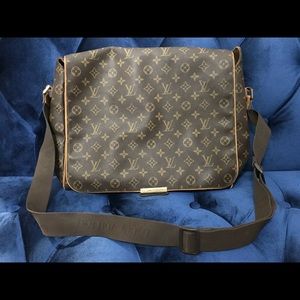Excellent Louis Vuitton messenger bag